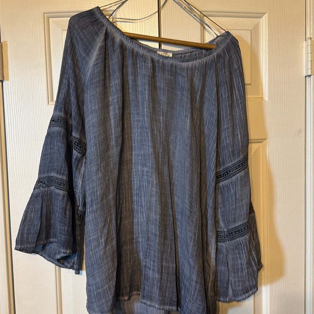 Top, blue, thin material. Nice sleeves never worn! Size large